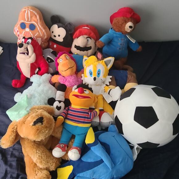 Random lot of plushes modern. Lot 15 - Picture 1 of 8